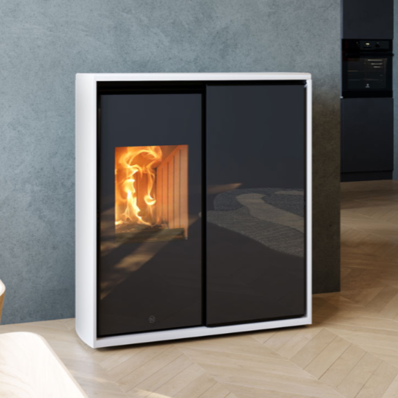 Poele mixte Jolly mec modèle Reserve S allumé coté bûches. Il est gain de place, modèle fin, avec portes coulissantes.