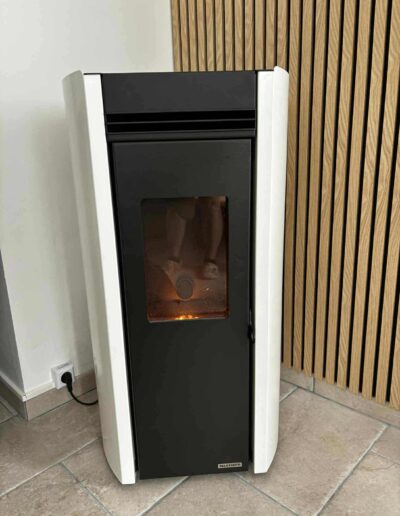Modèle FLO TC 9 kW de chez Palazzetti, en acier blanc.