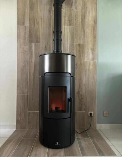 Poêle à pellet de marque Ravelli Circular 7 couleur bronze installé en collaboration avec les Ets Milblez de Longuenesse !